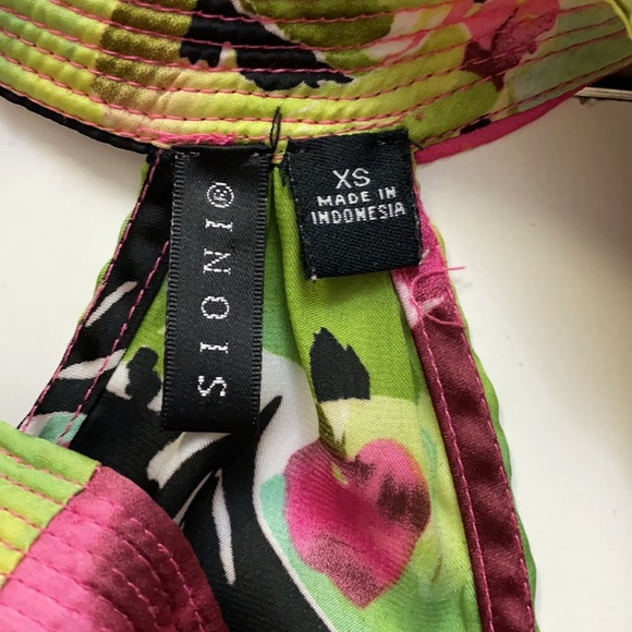 Sioni Silky Floral Shark Bite Hem Blouse - Picture 4 of 4